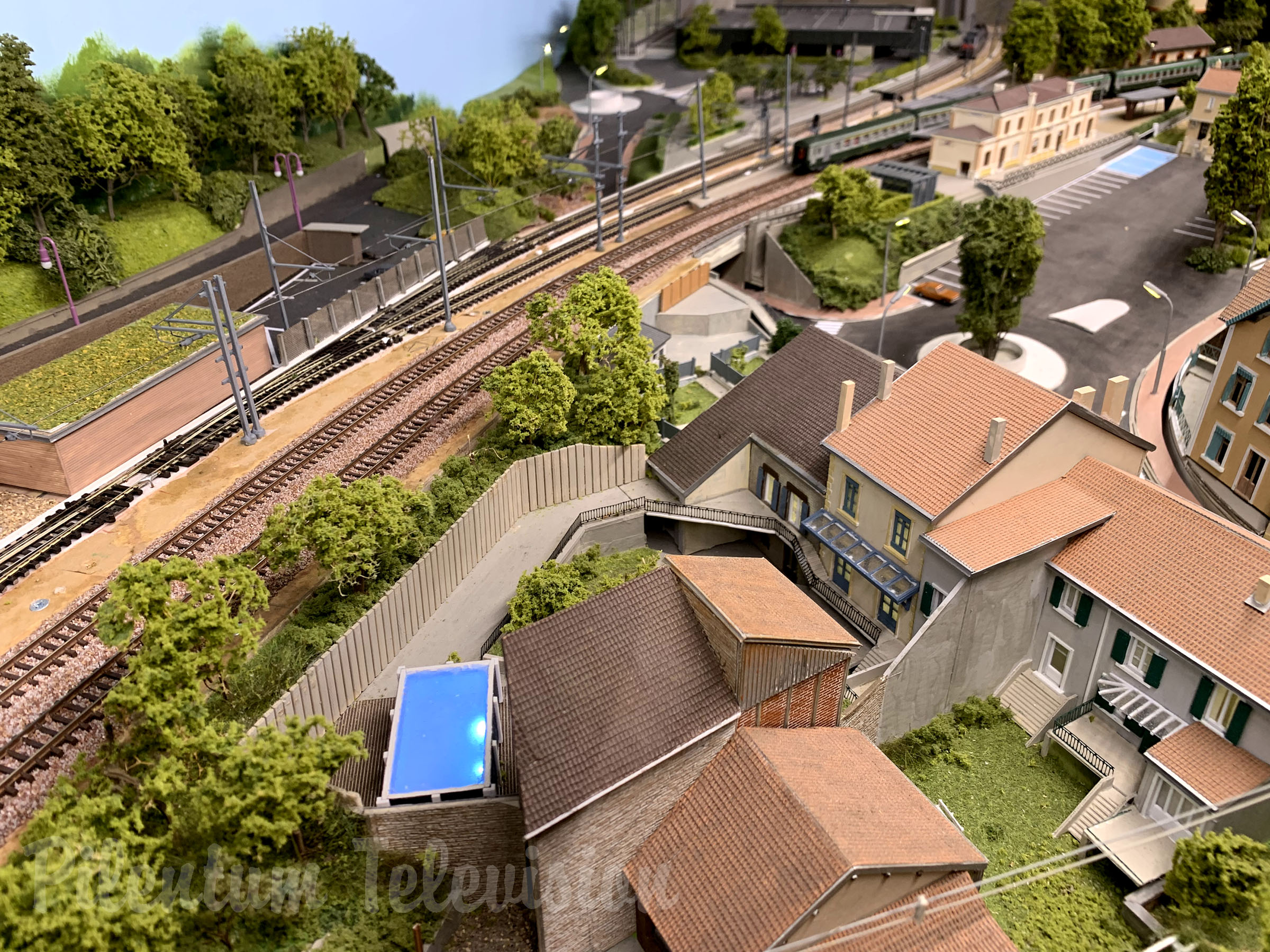 En fransk modeljernbane i skala N og tog fra SNCF på banegården i L’Arbresle