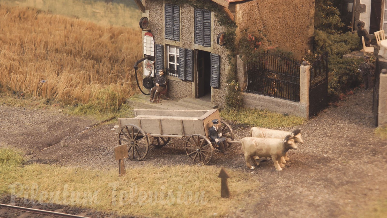 Modeljernbane - Fransk landsby, hvor alle gerne vil bo på grund af damplokomotivet
