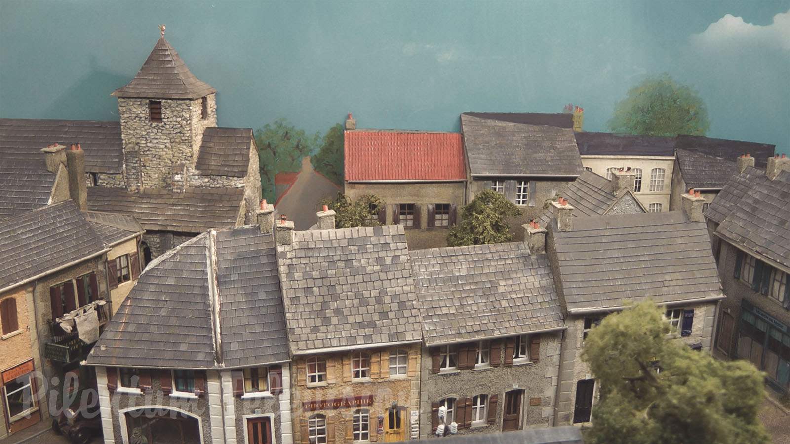 Modeljernbane - Fransk landsby, hvor alle gerne vil bo på grund af damplokomotivet