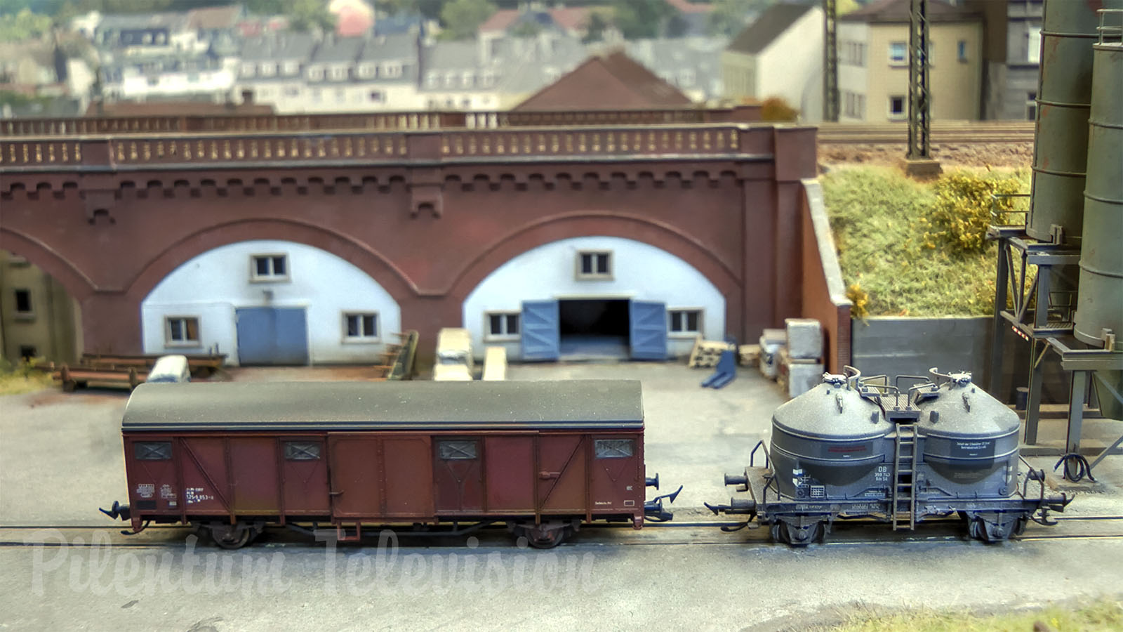 Modeljernbane i skala N med miniaturevogne fra Magnorail