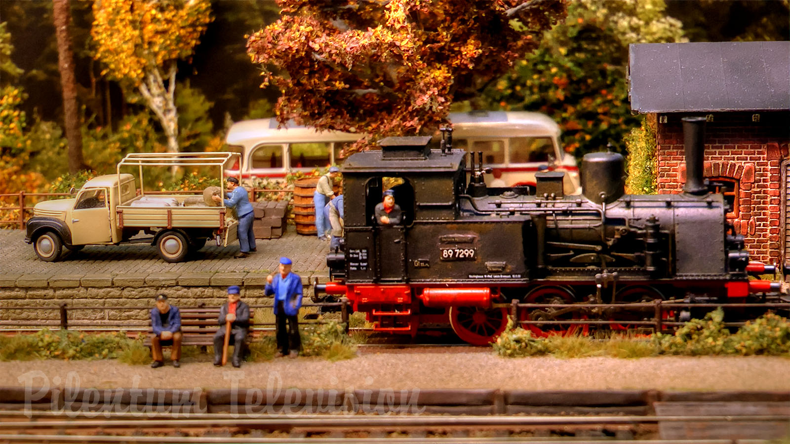 Smuk modeljernbane med gamle damplokomotiver og damptog fra Nordtyskland