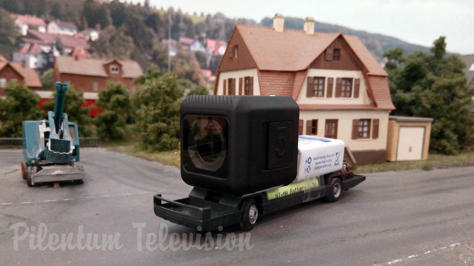 Biler og modeltog: En miniatyrverden fra positioner langs gaden