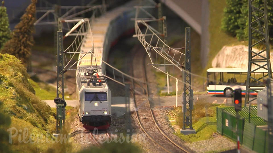 Modeljernbane i skala H0 af MEC Wuppertal jernbane klub med førerrumstur