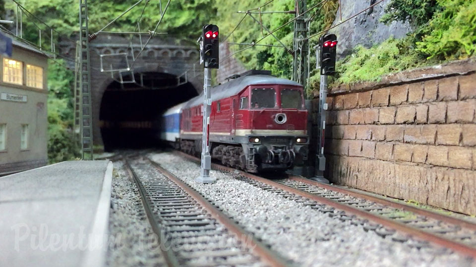 Modeltog fra det nationale jernbaneselskab i Tyskland i skala HO