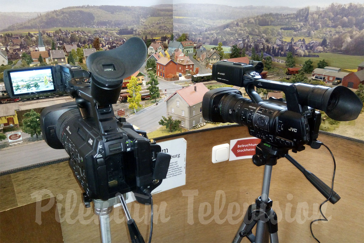 For upcoming video productions in UHD quality, Pilentum Television uses the JVC GY-HC 500 camera. This camera is a hand held camcorder for broadcasting and professional video productions in 4K Ultra High Definition. Video footage is stored on M2 SSD memory cards in ProRes 4:2:2 (10-bit). But video production in 1920 x 1080 pixel remains a cost-effective way to produce media content. Suitable for this purpose is the JVC GY-HM 620 camera. It is an advanced handheld ProHD camcorder with three 1/3 inch 12-bit CMOS sensors.