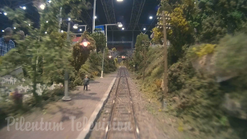 En cabina del tren eléctrico en una maqueta HO