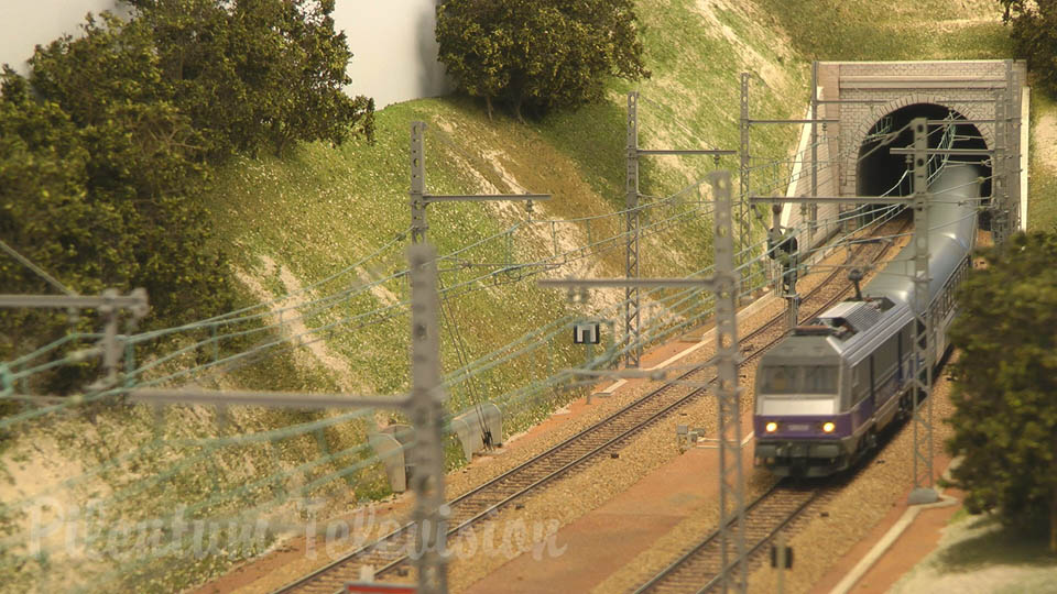 Trenes en miniatura por Jouef en una maqueta en escala HO