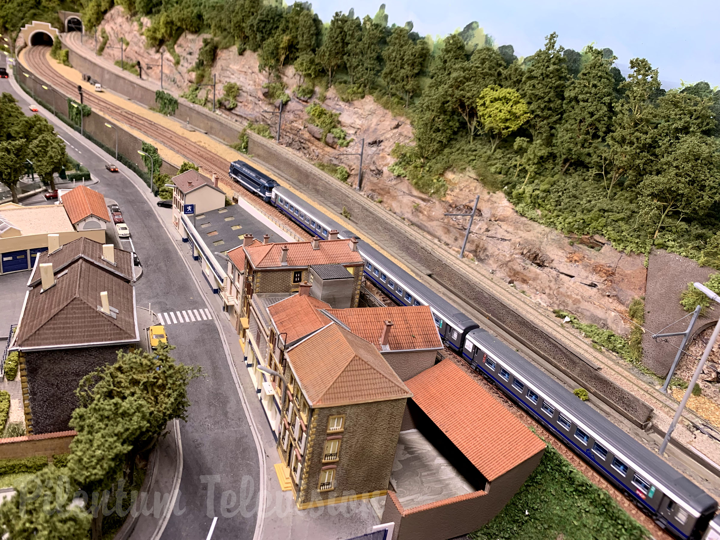 Ranskalainen pienoisrautatie mittakaavassa 1:160 ja SNCF:n junia L'Arbreslen rautatieasemalla