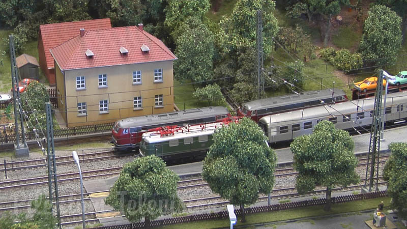 Превосходный макет железной дороги с немецкими поездами в масштабе 1:87