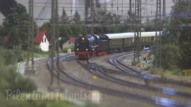 Чудовий макет залізниці з німецькими потягами в масштабі 1:87