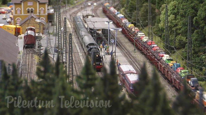 Чудовий макет залізниці з німецькими потягами в масштабі 1:87