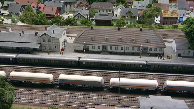 Grand réseau HO avec des locomotives à vapeur et avec des trains miniatures