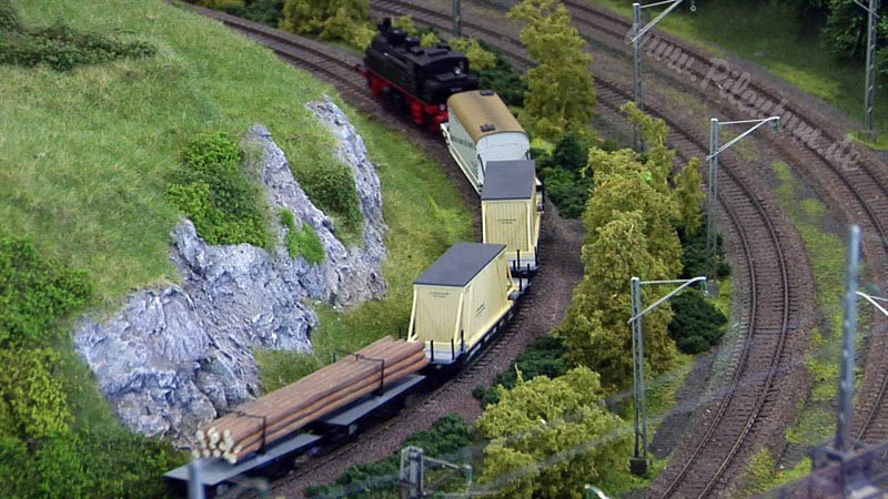 Красивая макет железной дороги в масштабе 1/87 площадью 90 квадратных метров