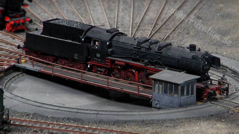 Maqueta ferroviaria del transporte de coque, minería del carbón y trasiego de material entre los altos hornos y las fabricas de siderurgia en escala H0
