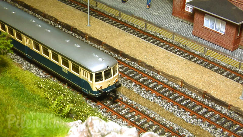 Модульный макет железной дороги в масштабе 1/87 с откровенными пейзажами