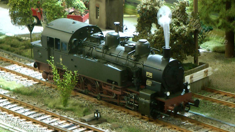 Модульный макет железной дороги в масштабе 1:45 с поездами