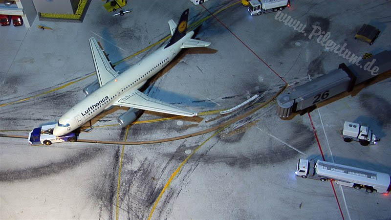 Lufthansa Model Airport and Apron Traffic in HO scale