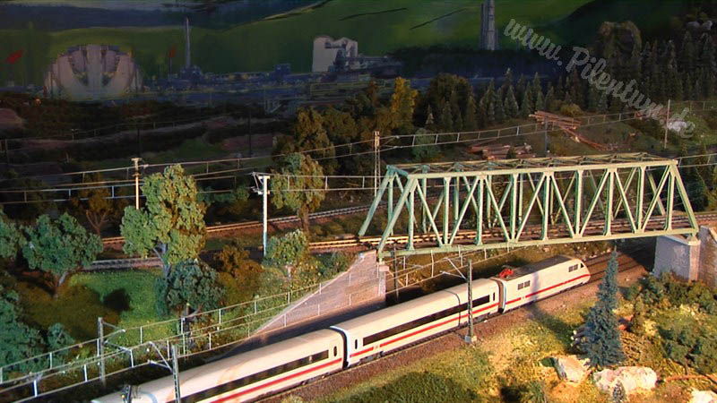 Фантастический макет железной дороги с DCC управлением в масштабе 1:87