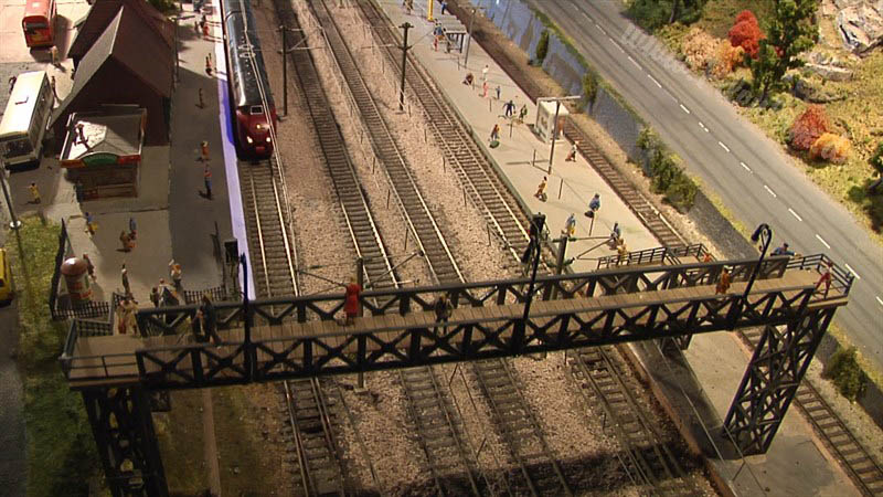 Фантастический макет железной дороги с DCC управлением в масштабе 1:87