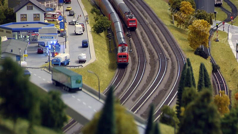 Крупный железнодорожный макет, содержащий более 200 поездов