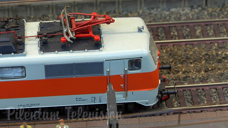Великолепный макет железной дороги в масштабе 1:87 от клуба моделирования