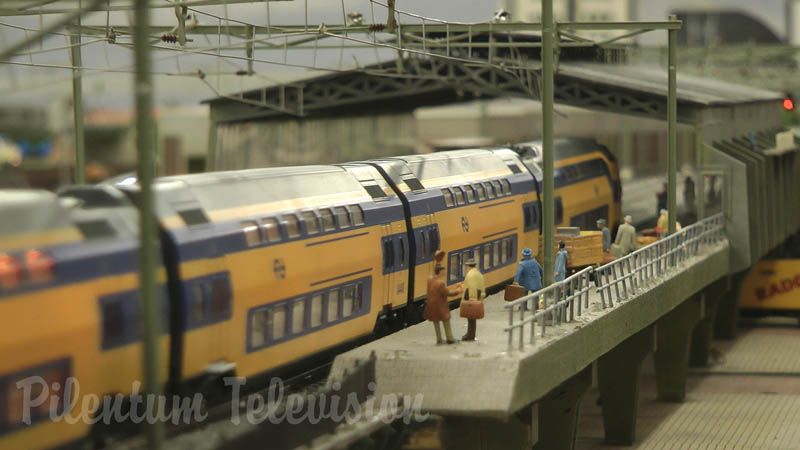 O mundo em miniatura de Roterdão com trens interurbanos, caminhões e navios