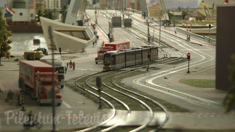 O mundo em miniatura de Roterdão com trens interurbanos, caminhões e navios