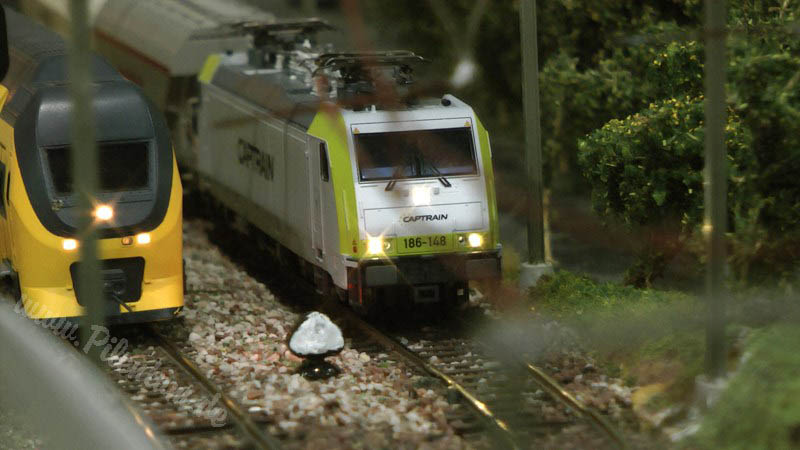 Железнодорожный макет в масштабе 1:87 с голландскими поездами