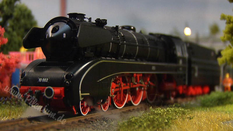 Model Railway Steam Locomotive BR 10 002 German Federal Railroad