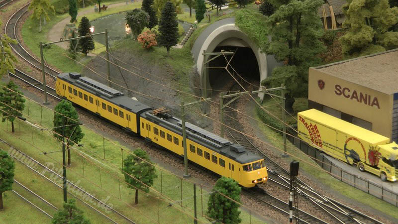 Макет железной дороги в масштабе 1:87 с нидерландскими поездами