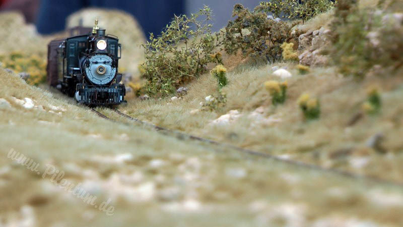 Железнодорожный макет Америки, основанный на пейзажах Колорадо и Нью-Мексико