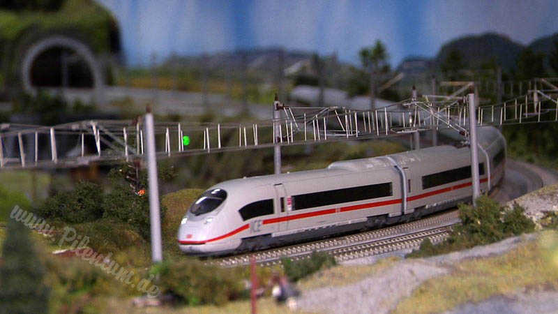 Maravillosa maqueta ferroviaria para los trenes de juguete en escala HO por un ferroclub alemán