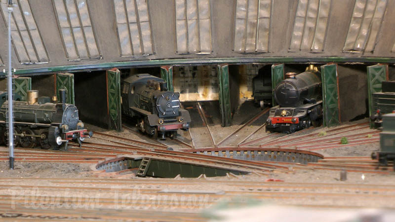 Vintage Model Railway Display of the 1920's and 1930's in HO Scale
