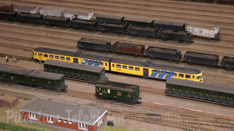 Vintage Model Railway Display of the 1920's and 1930's in HO Scale