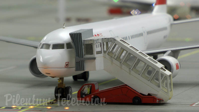 Modellen av verdens største lufthavn og flyplass i miniatyr