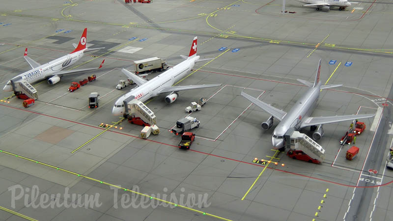 Aeroporto em miniatura com aviões