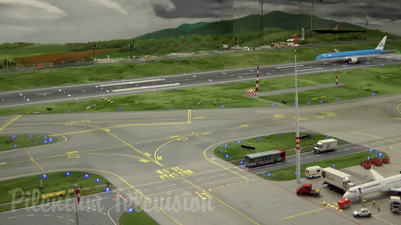 Miniatyrflygplatsen med flygplan som startar och landar i skala HO