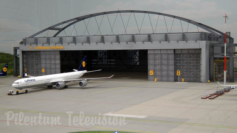 Modellen av verdens største lufthavn og flyplass i miniatyr