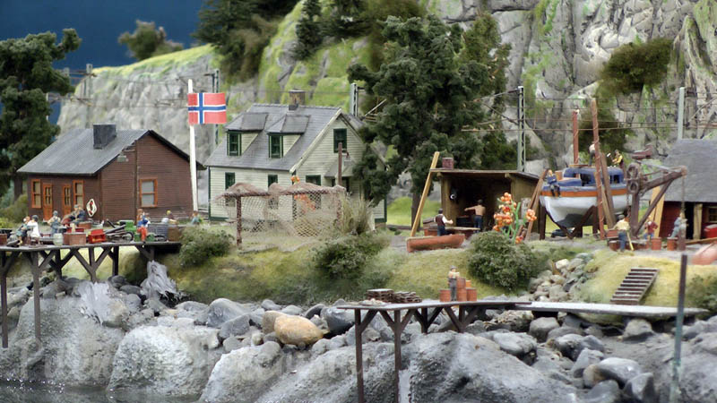 Maquete ferroviária da Noruega com navios