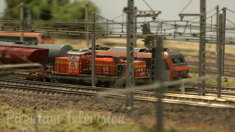 Trenes en miniatura y trenes eléctricos en una maqueta en escala N
