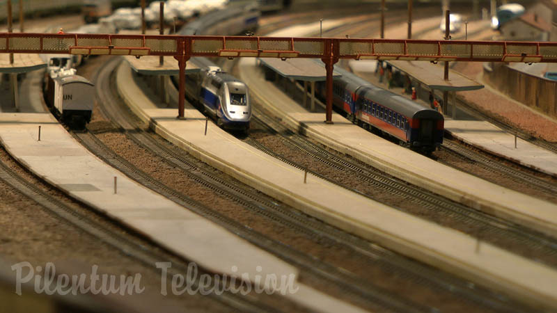 Trenes en miniatura y trenes eléctricos en una maqueta en escala N