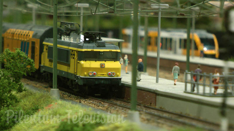 Maqueta HO en segmentos con trenes holandeses