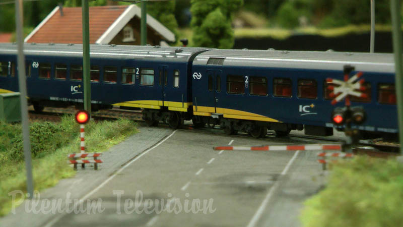 Maqueta HO en segmentos con trenes holandeses