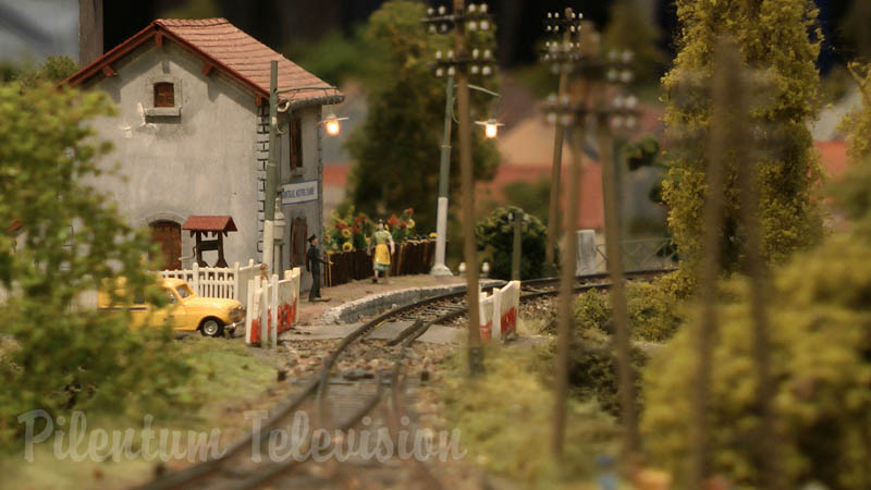 Exposición de trenes en miniatura con cámara en el tren