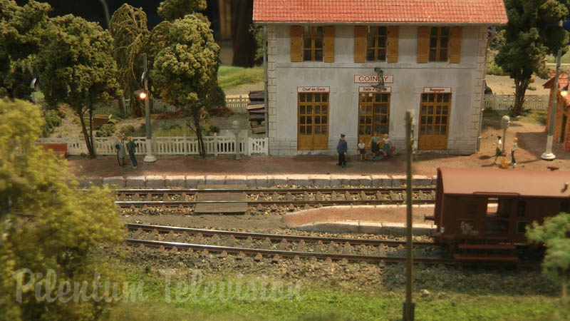 Exposición de trenes en miniatura con cámara en el tren