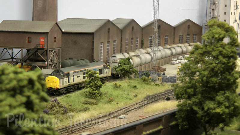 Ferreomodelismo com os trens britânicos e locomotivas inglês em escala OO