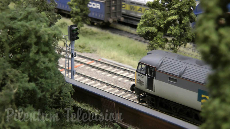 Magnifique réseau du train miniature britannique à l'échelle OO