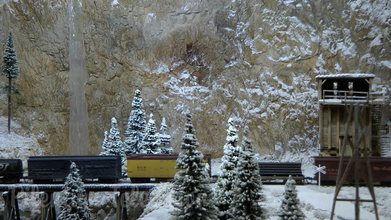 Réseau ferroviaire avec trains miniatures d'Amérique à l’échelle HO