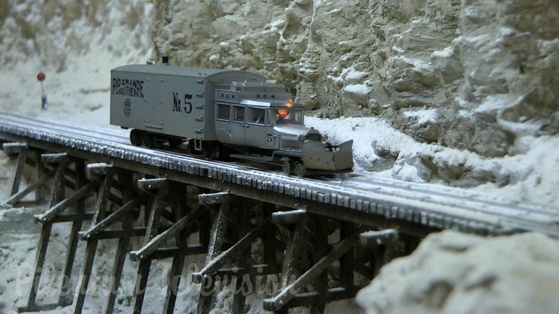 Réseau ferroviaire avec trains miniatures d'Amérique à l’échelle HO