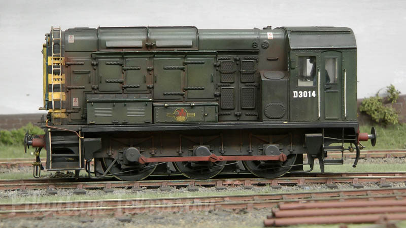 Maqueta en escala 0 con trenes en miniatura y locomotoras diesel